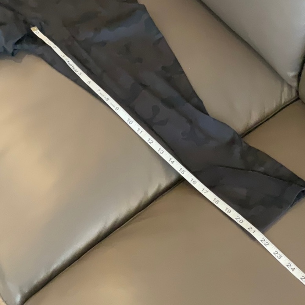 Lululemon camo black capri - Picture 8 of 11